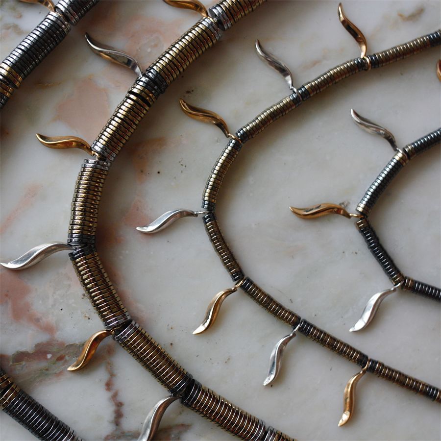 Choker necklace with thin, gold-colored hematite discs FLAME | CL EMATGIR DIS SOTT ORO